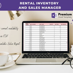 Può includere: Un computer portatile che mostra un foglio di calcolo con un elenco di articoli di inventario a noleggio, tra cui sedie, tavoli e biancheria da tavola. Il foglio di calcolo include colonne per il numero d'ordine, la categoria di asset, il nome dell'asset, la quantità, il prezzo unitario e lo sconto unitario. Il foglio di calcolo è intitolato "Gestione dell'inventario di noleggio e delle vendite" ed è etichettato come "Modello Excel Premium".