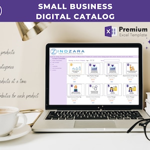Könnte beinhalten: Ein Laptop zeigt einen digitalen Katalog mit der Aufschrift "SMALL BUSINESS DIGITAL CATALOG". Der Bildschirm zeigt Produktvorlagen, darunter einen Team-Urlaubsplaner und einen Sales Pipeline Manager. Eine Kaffeetasse, eine Brille und eine Lampe sind ebenfalls zu sehen.