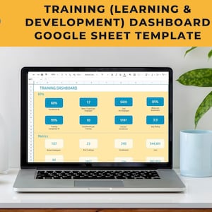Könnte beinhalten: Ein Laptop-Computer, auf dem eine Google Sheet-Vorlage für ein Trainings-Dashboard angezeigt wird. Die Tabellenkalkulation hat einen gelben Hintergrund und blaue Textfelder mit Daten wie Anmeldequote, Kosten pro Mitarbeiter und durchschnittliche Bewertung.