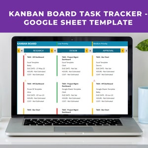 Könnte beinhalten: Ein Laptop-Bildschirm zeigt eine Kanban-Board-Task-Tracker-Vorlage in einer Google Sheet. Die Vorlage ist in drei Spalten unterteilt: Recherche, Design und Genehmigung. Jede Spalte enthält eine Liste von Aufgaben mit ihren Fälligkeitsterminen, Stunden und Kosten.