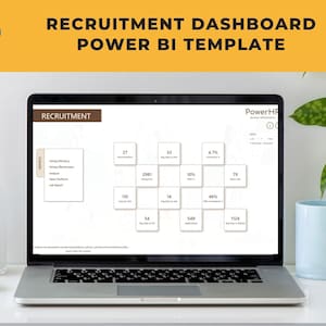 以下が含まれることがあります： 「Recruitment Dashboard Power BI Template」というタイトルのPower BI採用ダッシュボードテンプレートが表示されたラップトップの画面。ダッシュボードには、採用効率、採用コスト、採用までの平均日数などの指標が含まれています。