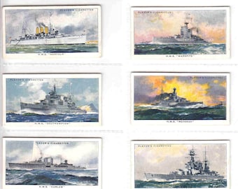 Puede incluir: Una colección de diez tarjetas de comercio vintage que presentan ilustraciones de buques de guerra británicos. Cada tarjeta presenta un barco diferente, incluyendo el HMS Exeter, el HMS Norfolk, el HMS Southampton, el HMS Curlew, el HMS Hood, el HMS Adventure y el HMS Repulse. Las tarjetas están impresas en papel grueso con un acabado brillante y tienen un aspecto vintage.