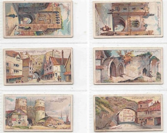 Puede incluir: Una colección de cromos antiguos con ilustraciones detalladas de arquitectura europea. Las tarjetas muestran varios edificios, arcos y escenas callejeras, con una paleta de colores apagados y un aspecto envejecido.