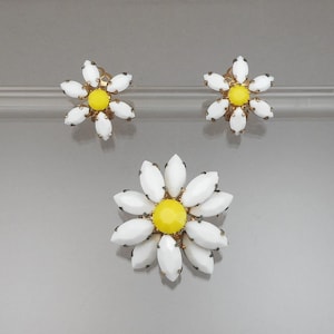 Vintage 50s / 60s Glass Daisy Flowers Jewelry Set - Clip On Earrings, Brooch Pin - Yellow, White, Gold Tone - MCM Estate Costume Jewelry
