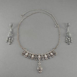 Ensemble collier et boucles d&#39;oreilles vintage en marcassite, cristal ou CZ et argent sterling - Style néo-victorien - Tige percée