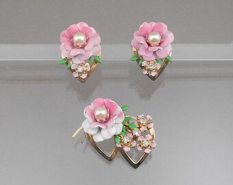 Conjunto de joias vintage dos anos 1950 - brincos com fecho de rosca e broche em formato de flor e coração - esmalte rosa e branco, tom dourado, pérolas artificiais