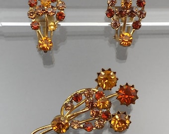 Conjunto de joias vintage dos anos 1950 - Topázio falso, cristais austríacos ou strass, tom dourado - Brincos de pressão e broche com design de buquê de flores
