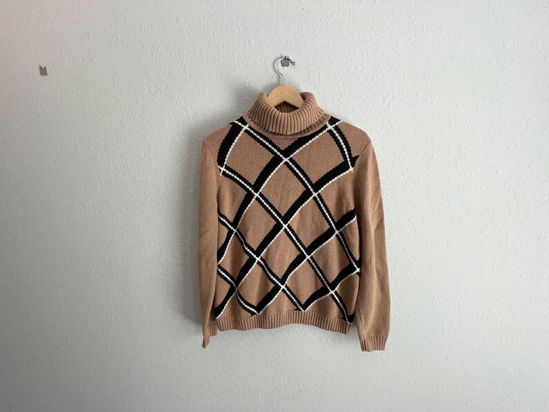 Vintage women's turtleneck tan argyle graphic sweater image 2