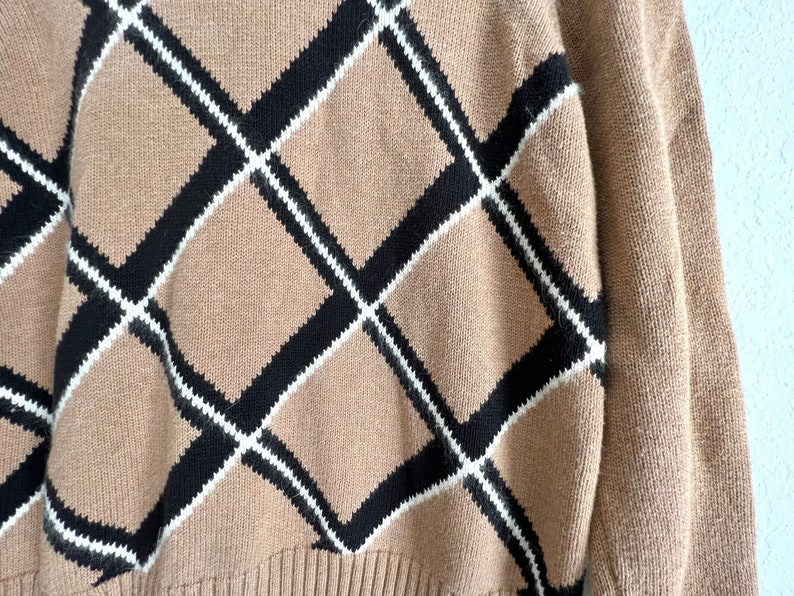 Vintage women's turtleneck tan argyle graphic sweater image 4