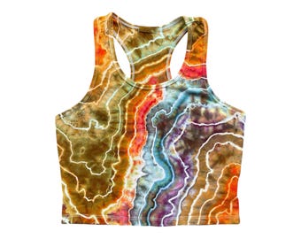 Pode incluir: Um top cropped com design de costas nadador e tie-dye. O top apresenta um padrão vibrante de tons marrons, laranja, vermelho, azul e roxo, com linhas brancas em forma de veias. O efeito geral lembra um mapa topográfico.