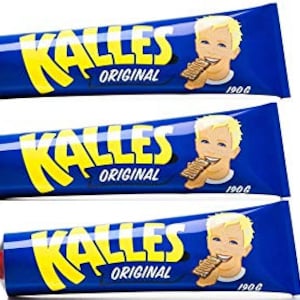 Könnte beinhalten: Drei blaue Tuben Kalles Original Schokoladenaufstrich, jede mit einem Bild eines Kindes, das einen Schokoriegel hält, und dem Text "Kalles Original 190g".