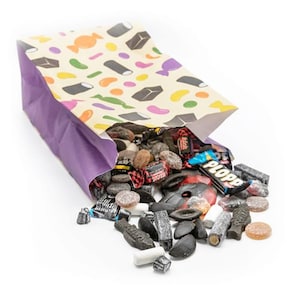 Könnte beinhalten: Eine lila Papiertüte gefüllt mit verschiedenen schwarzen Lakritzbonbons, darunter einige mit der Aufschrift "Flopp".
