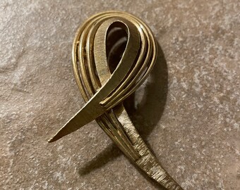 Vintage Boucher Gold Tone Ribbon Brooch, Numbered Piece 8674  Circa 1960s