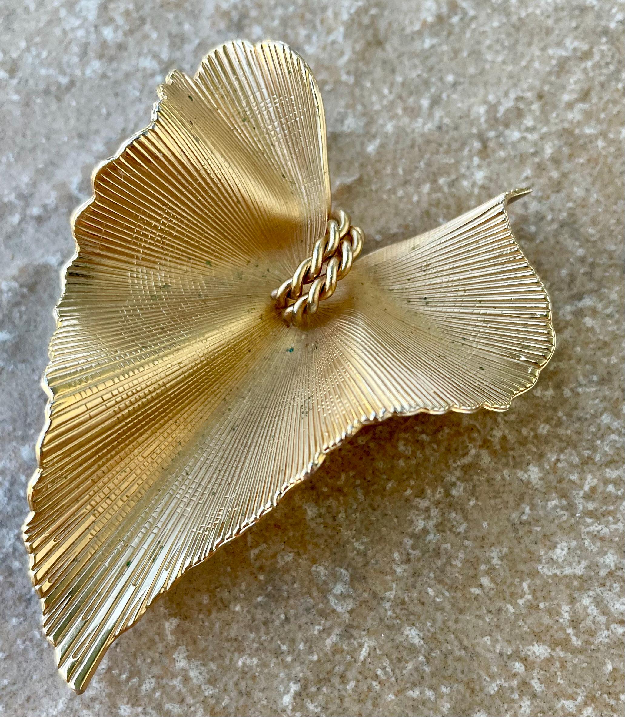 Coro Pegasus ロケットブローチ　ヴィンテージ Vintage Coro Pegasus Leaf Brooch, Brushed Gold Tone #45 - Etsy