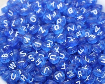 7 mm koraliki z literami w kolorze Royal Blue, półprzezroczyste akrylowe koraliki z literami alfabetu i białymi literami do bransoletek #3166