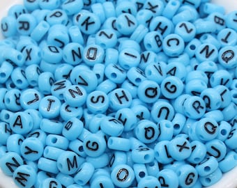 Koraliki z literami alfabetu niebieskiego, akrylowe niebieskie z czarnymi literami, okrągłe koraliki akrylowe, koraliki z literami bransoletki, koraliki z inicjałami imienia, 7 mm #38