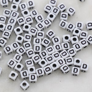 Cuentas de cubo con la letra D, cuentas de letras del alfabeto en forma de cubo blanco y negro, cuentas de letras acrílicas negras, cuentas cuadradas de acrílico con nombre, tamaño 5 mm