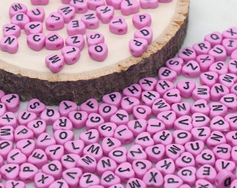 Cuentas de letras con forma de corazón rosa, cuentas acrílicas rosas con corazones negros, cuentas del alfabeto en forma de corazón, cuentas para pulseras con nombre, cuentas con palabras, tamaño 7 mm n.° 2899