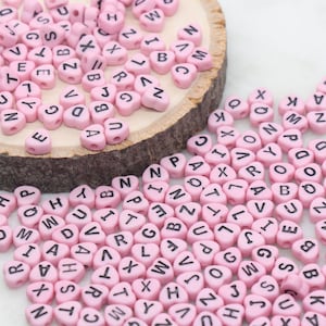 Contas de letras de coração rosa, contas rosa acrílicas com corações pretos, contas de alfabeto em formato de coração, contas de pulseira com nome, contas de palavras, tamanho 7mm #2900
