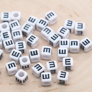 Cuentas con forma de cubo y letra E, cuentas con forma de cuadrado y letra E, cuentas con letras individuales, cuentas deslizantes con una sola letra, cuentas con iniciales de nombre, tamaño 6 mm