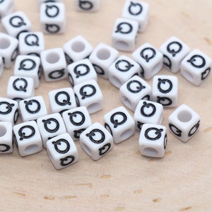 Cuentas con forma de cubo y letra Q, cuentas con forma de cuadrado y letra Q, cuentas con letras individuales, cuentas deslizantes con una sola letra, cuentas con iniciales de nombre, tamaño 6 mm