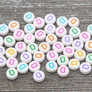 Cuentas del alfabeto de la letra D, cuentas de letras del alfabeto blanco multicolor, cuentas de letras blancas acrílicas, cuentas acrílicas redondas, cuentas de nombre, tamaño 7 mm