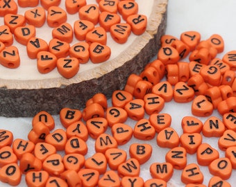 Cuentas de letras con forma de corazón naranja, cuentas acrílicas naranjas con corazones negros, cuentas del alfabeto en forma de corazón, cuentas para pulseras con nombre, cuentas con palabras, 7 mm n.° 2902