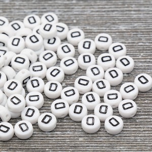 Cuentas del alfabeto con la letra D, cuentas blancas con letras del alfabeto, cuentas acrílicas blancas y negras, cuentas acrílicas redondas, cuentas con nombre, tamaño 7 mm