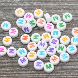 Cuentas del alfabeto con la letra M, cuentas blancas multicolores, cuentas acrílicas blancas, cuentas acrílicas redondas, cuentas con nombre, tamaño 7 mm