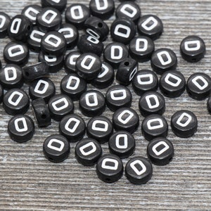 Cuentas del alfabeto con la letra D, cuentas negras con letras del alfabeto, cuentas acrílicas con letras blancas y negras, cuentas acrílicas redondas, cuentas con nombre, tamaño 7 mm