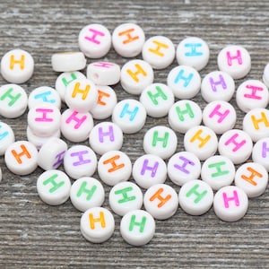 Cuentas del alfabeto de la letra H, cuentas de letras del alfabeto blanco multicolor, cuentas de letras blancas acrílicas, cuentas acrílicas redondas, cuentas de nombre, tamaño 7 mm
