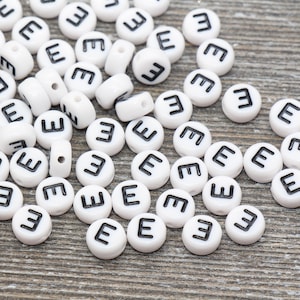 Cuentas del alfabeto con la letra E, blancas, acrílicas, blancas y negras, redondas, con nombre, 7 mm