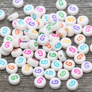 Cuentas del alfabeto con la letra G, cuentas de letras del alfabeto blancas multicolores, cuentas de letras blancas acrílicas, cuentas acrílicas redondas, cuentas con nombre, tamaño 7 mm