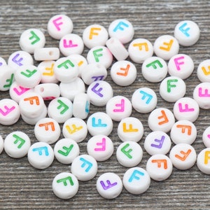 Cuentas del alfabeto de la letra F, cuentas de letras del alfabeto blanco multicolor, cuentas de letras blancas acrílicas, cuentas acrílicas redondas, cuentas de nombre, tamaño 7 mm