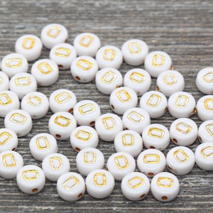 Contas do alfabeto com a letra D, contas de letras do alfabeto brancas e douradas, contas de acrílico com letras douradas, contas de acrílico redondas, contas com iniciais de nome, tamanho 7 mm