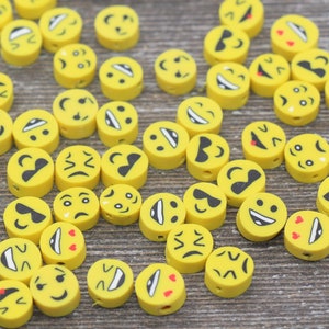 Cuentas de arcilla polimérica con forma de emoji, cuentas de bastones de fimo con forma de emoji, cuentas variadas con forma de emoji, cuentas con caras sonrientes, cuentas con forma de emoji amarillas, cuentas con expresiones faciales n.° 7