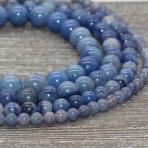 Pode incluir: V&aacute;rias mechas de contas de pedras preciosas azuis em diferentes tamanhos. As contas variam em tons de azul, com um acabamento brilhante. Estas contas s&atilde;o provavelmente para fazer joias, como colares ou pulseiras.