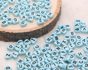 Cuentas de letras con forma de corazón azul, cuentas acrílicas azules con corazones negros, cuentas del alfabeto en forma de corazón, cuentas para pulseras con nombre, cuentas con palabras, tamaño 7 mm n.° 2901