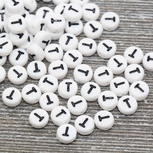 Contas do alfabeto da letra T, contas de letras do alfabeto branco, contas de letras acrílicas brancas e pretas, contas acrílicas redondas, contas de nome, tamanho 7 mm