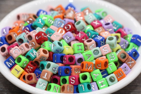 Perline di lettere dell'alfabeto cubo multicolore, perline multicolori con  lettere d'argento, perline di lettere di plastica, perline di nome quadrato  acrilico, dimensioni 6mm 60 -  Italia