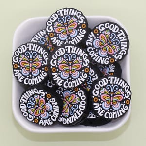 Cuentas de silicona "Good Things Are Come", cuentas de mariposa para llaveros, cordones y bolígrafos, cuenta focal motivacional n.° F769