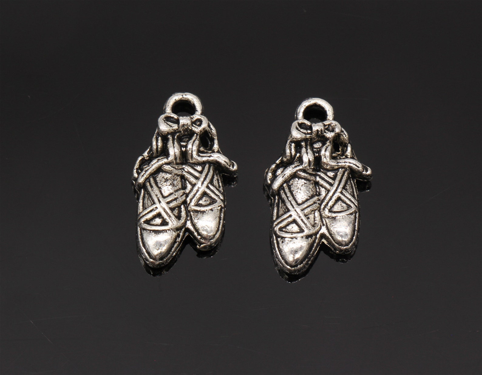 8 pcs ballet slipper charms toe shoe charms pendants antique silver tone 20x12mm - yd3391