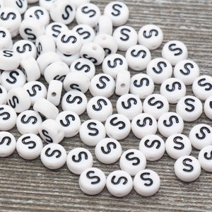 Cuentas del alfabeto con la letra S, cuentas blancas con letras del alfabeto, cuentas acrílicas con letras blancas y negras, cuentas acrílicas redondas, cuentas con nombre, tamaño 7 mm