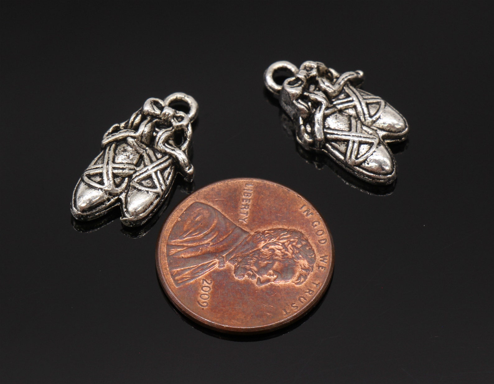 8 pcs ballet slipper charms toe shoe charms pendants antique silver tone 20x12mm - yd3391