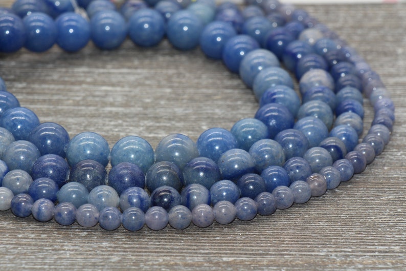 Pode incluir: V&aacute;rias mechas de contas de pedras preciosas azuis em diferentes tamanhos. As contas variam em tons de azul, com um acabamento brilhante. Estas contas s&atilde;o provavelmente para fazer joias, como colares ou pulseiras.