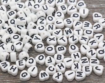 Cuentas con letras del alfabeto en forma de corazón, cuentas blancas con letras negras, cuentas acrílicas del alfabeto, cuentas con iniciales de nombres, cuentas para pulseras, 7 mm #229