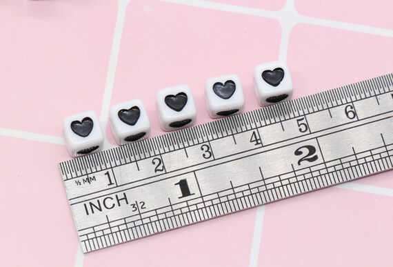 50pcs 6mm, 40pcs 7mm Cubo Blanco, Negro + Multicolor Corazones