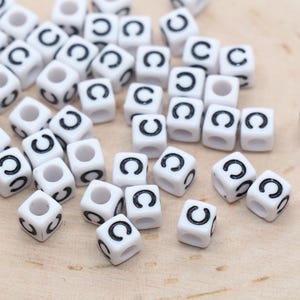 Cuentas con forma de cubo y letra C, cuentas con forma de cuadrado y letra C, cuentas con letras individuales, cuentas deslizantes con una sola letra, cuentas con iniciales de nombre, tamaño 6 mm