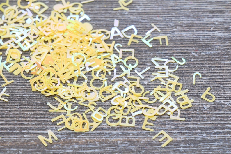 Alfabeto amarillo carta confeti embellecimiento carta | Etsy