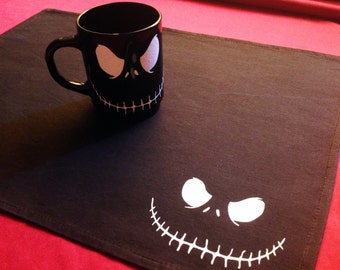 Personalizado con nombre. Set de mantel individual y taza pintado a mano. Jack Skellington. Pesadilla antes de navidad. Desayuno. Halloween.